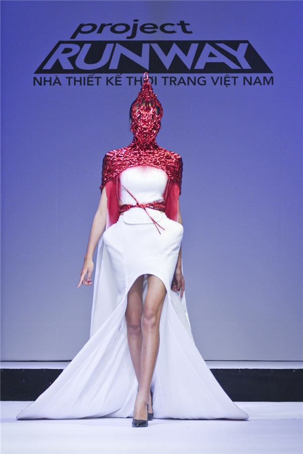 
Nguyễn Tiến Truyển cùng mẫu thiết kế ấn tượng.
